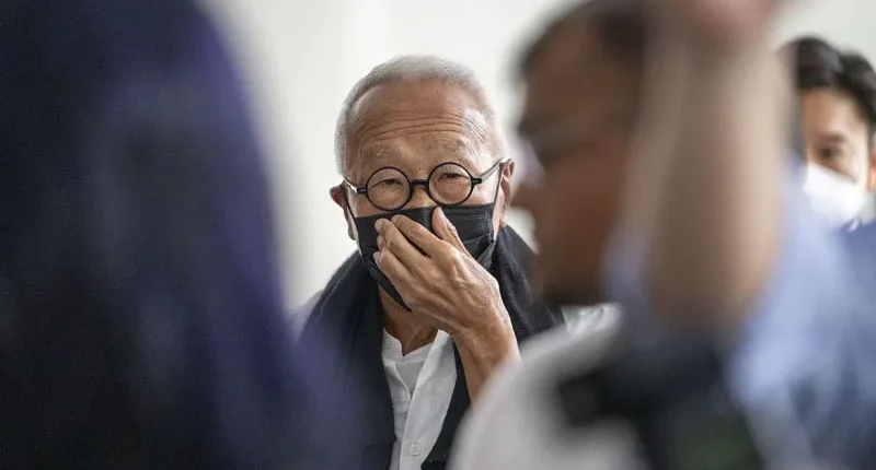 F1 tycoon pleads guilty